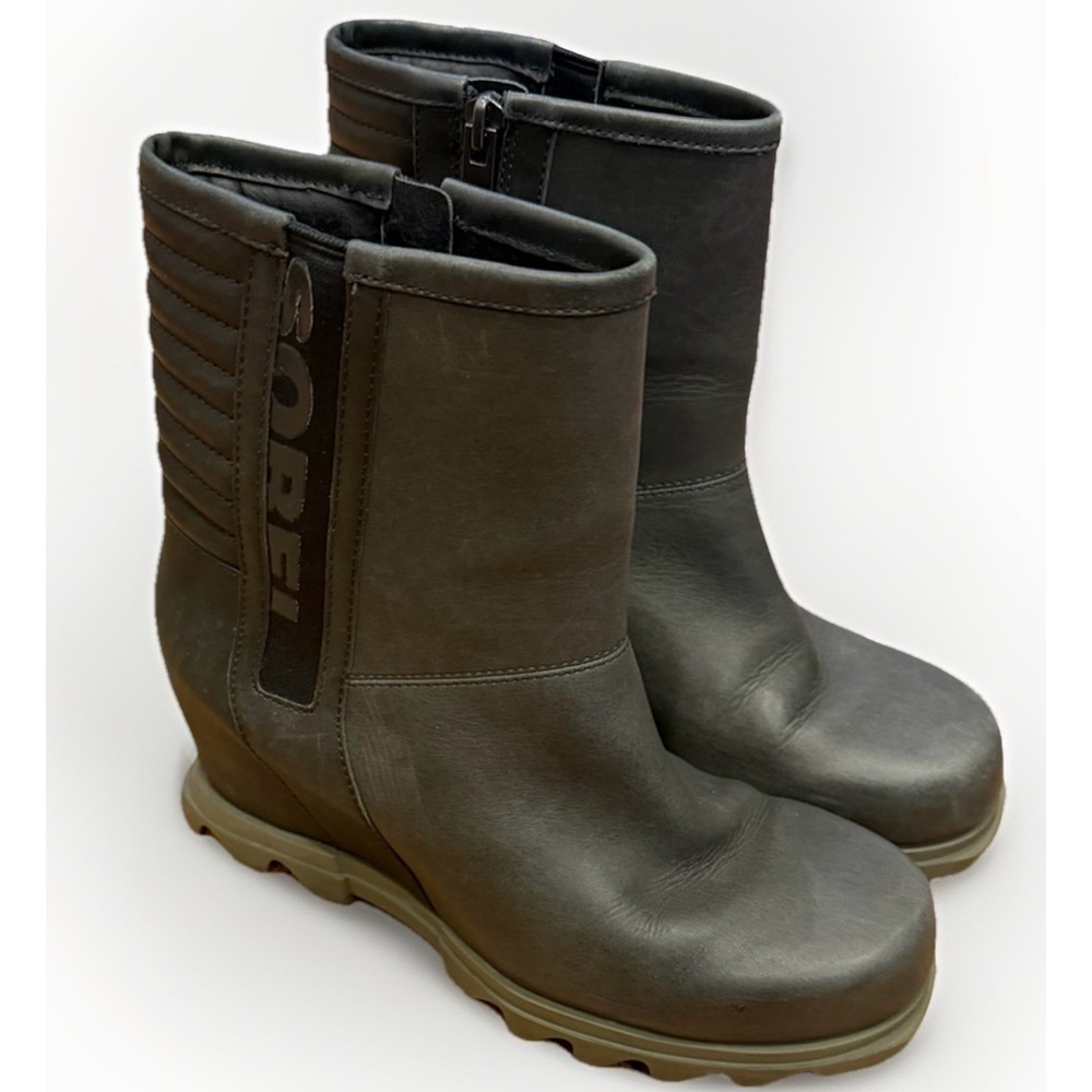 Sorel Joan of Arctic Wedge III Moto Boots Womens 10 Dark Moss Leather NL4586-367